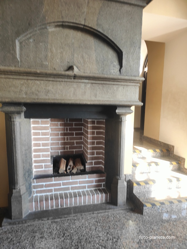 Псевдоготический замок "Ласточкино гнездо" на Аврориной скале. Построен в 1912г. по проекту арх. Шервуда А.В. На 1-м этаже - культурно-выставочный комплекс, для художественных и краеведческих выставок, обновляющихся каждые два месяца. Каминный зал.