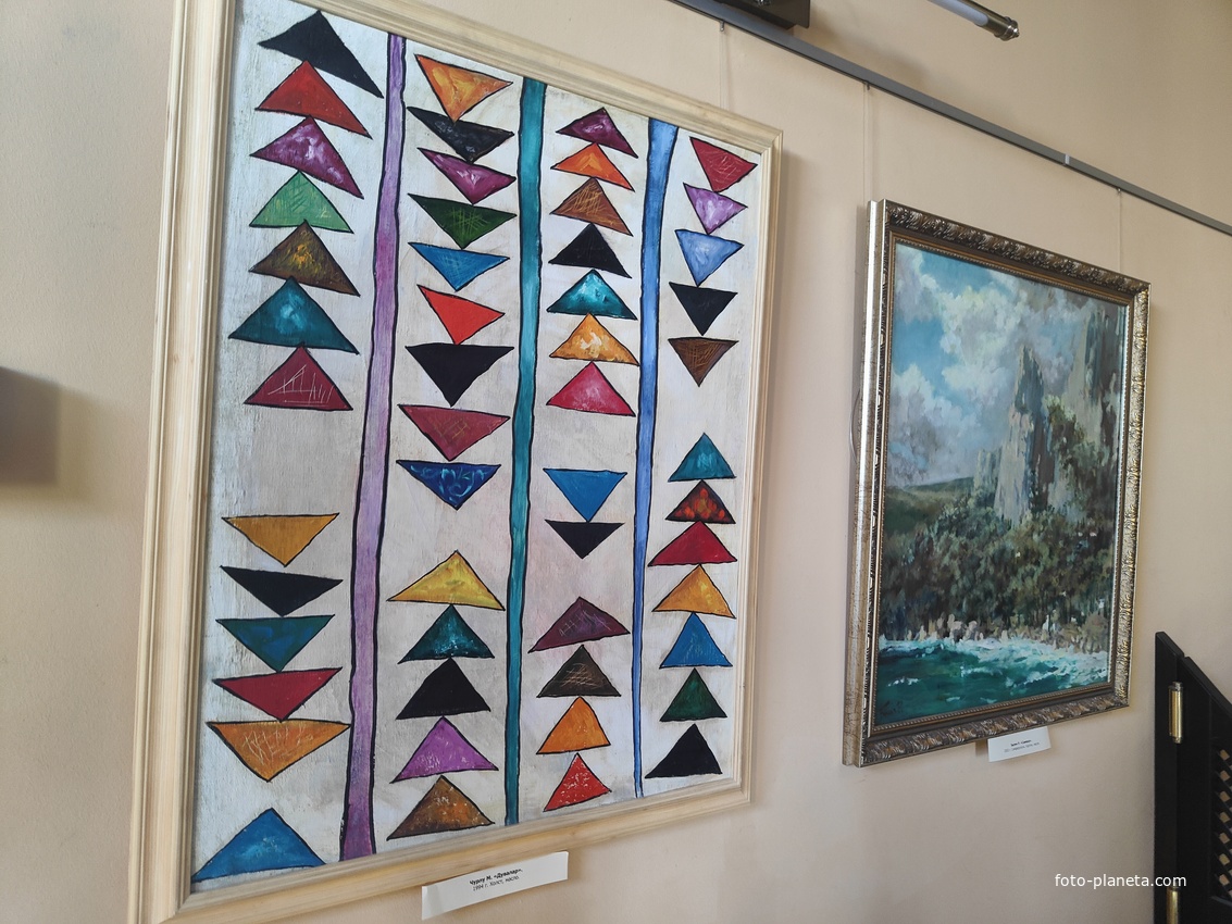 Псевдоготический замок "Ласточкино гнездо" на Аврориной скале. Построен в 1912г. по проекту арх. Шервуда А.В. На 1-м этаже - культурно-выставочный комплекс, для художественных и краеведческих выставок, обновляющихся каждые два месяца.