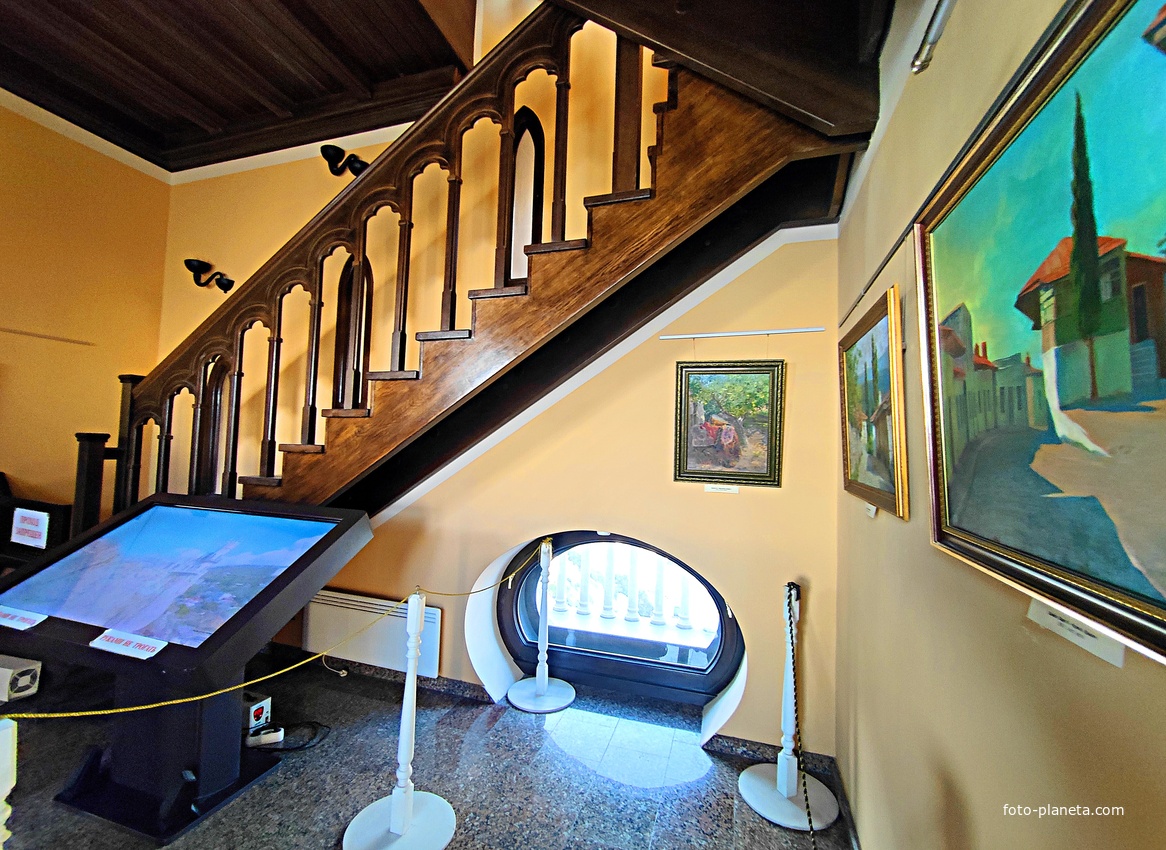 Псевдоготический замок "Ласточкино гнездо" на Аврориной скале. Построен в 1912г. по проекту арх. Шервуда А.В. На 1-м этаже - культурно-выставочный комплекс, для художественных и краеведческих выставок, обновляющихся каждые два месяца.