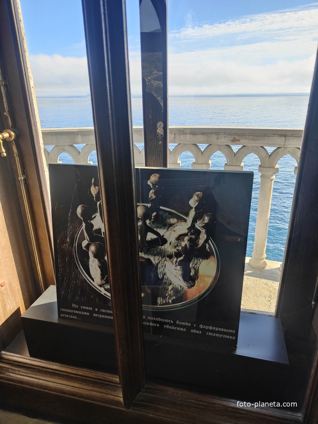 Псевдоготический замок "Ласточкино гнездо" на Аврориной скале. Построен в 1912г. по проекту арх. Шервуда А.В. Культурно-выставочный комплекс, для художественных и краеведческих выставок. Экспозиции по к/ф "10 негритят", снимавшемуся в замке.