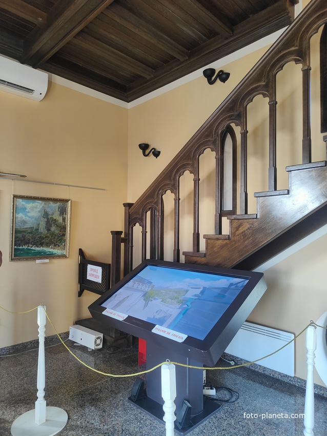 Псевдоготический замок "Ласточкино гнездо" на Аврориной скале. Построен в 1912г. по проекту арх. Шервуда А.В. На 1-м этаже - культурно-выставочный комплекс, для художественных и краеведческих выставок, обновляющихся каждые два месяца.