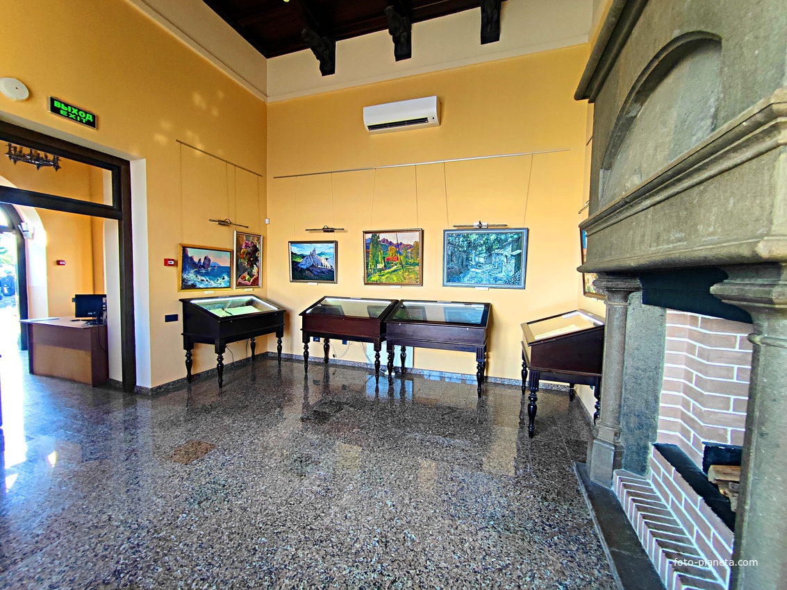 Псевдоготический замок "Ласточкино гнездо" на Аврориной скале. Построен в 1912г. по проекту арх. Шервуда А.В. На 1-м этаже - культурно-выставочный комплекс, для художественных и краеведческих выставок, обновляющихся каждые два месяца.