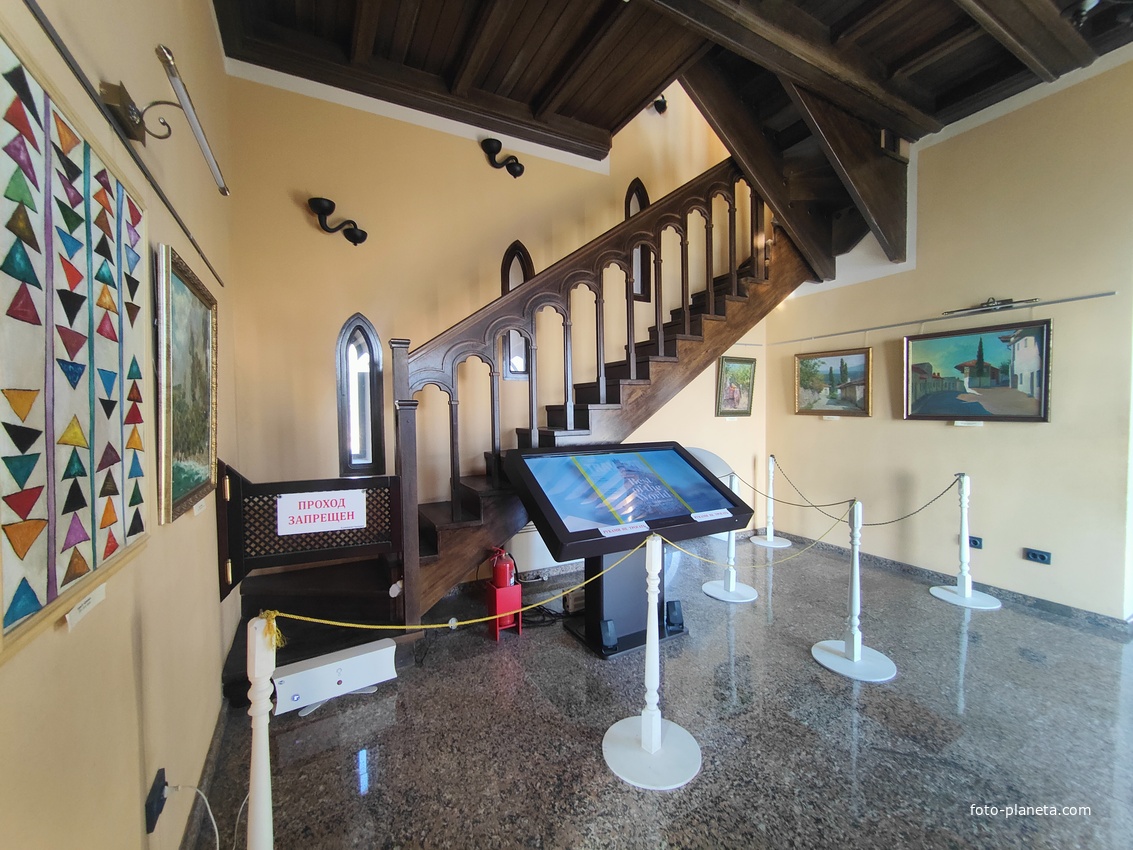 Псевдоготический замок "Ласточкино гнездо" на Аврориной скале. Построен в 1912г. по проекту арх. Шервуда А.В. На 1-м этаже - культурно-выставочный комплекс, для художественных и краеведческих выставок, обновляющихся каждые два месяца.