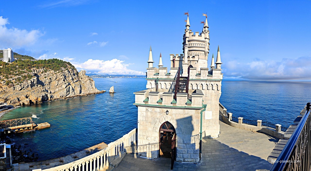 Вид с верхней смот. площадки барбакана (сооружение с туалетом) на псевдоготический замок "Ласточкино гнездо" на Аврориной скале отрога Монастыр-Бурун мыса Ай-Тодор и окружающую акваторию. Слева - отрог Лимен-Бурун этого мыса со скалой Парус.