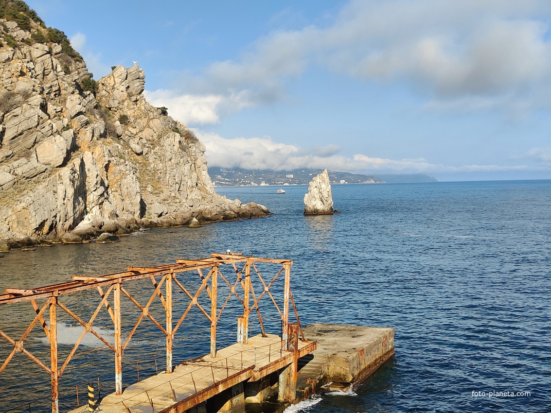 Причал у Аврориной скалы (среднего отрога Монастыр-Бурун) мыса Ай-Тодор и восточный (Лимен-Бурун) выступ мыса Ай-Тодор с отдельной маленькой скалой Парус.