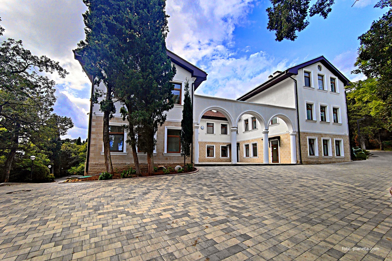 Здание администрации санатория "Днепр" на территории бывшего дворцово-паркового ансамбля Харакс.