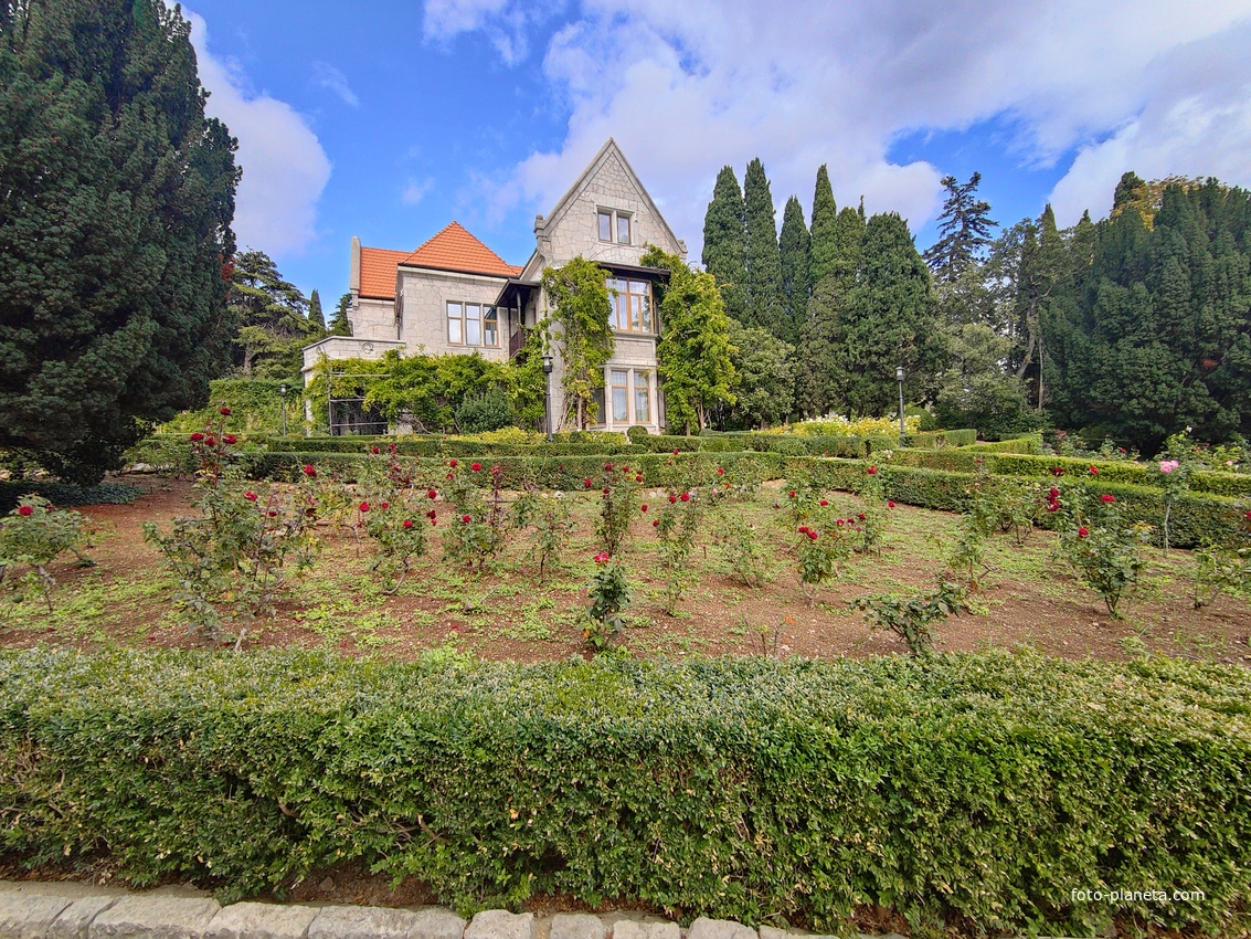 Территория санатория "Днепр" (бывшего дворцово-паркового ансамбля Харакс). Автор финального проекта и дворца и парка (1909г.) - архитектор Николай Петрович Краснов, объединивший архитектуру и ландшафт в стиле позднего модерна. Дворец Харакс.