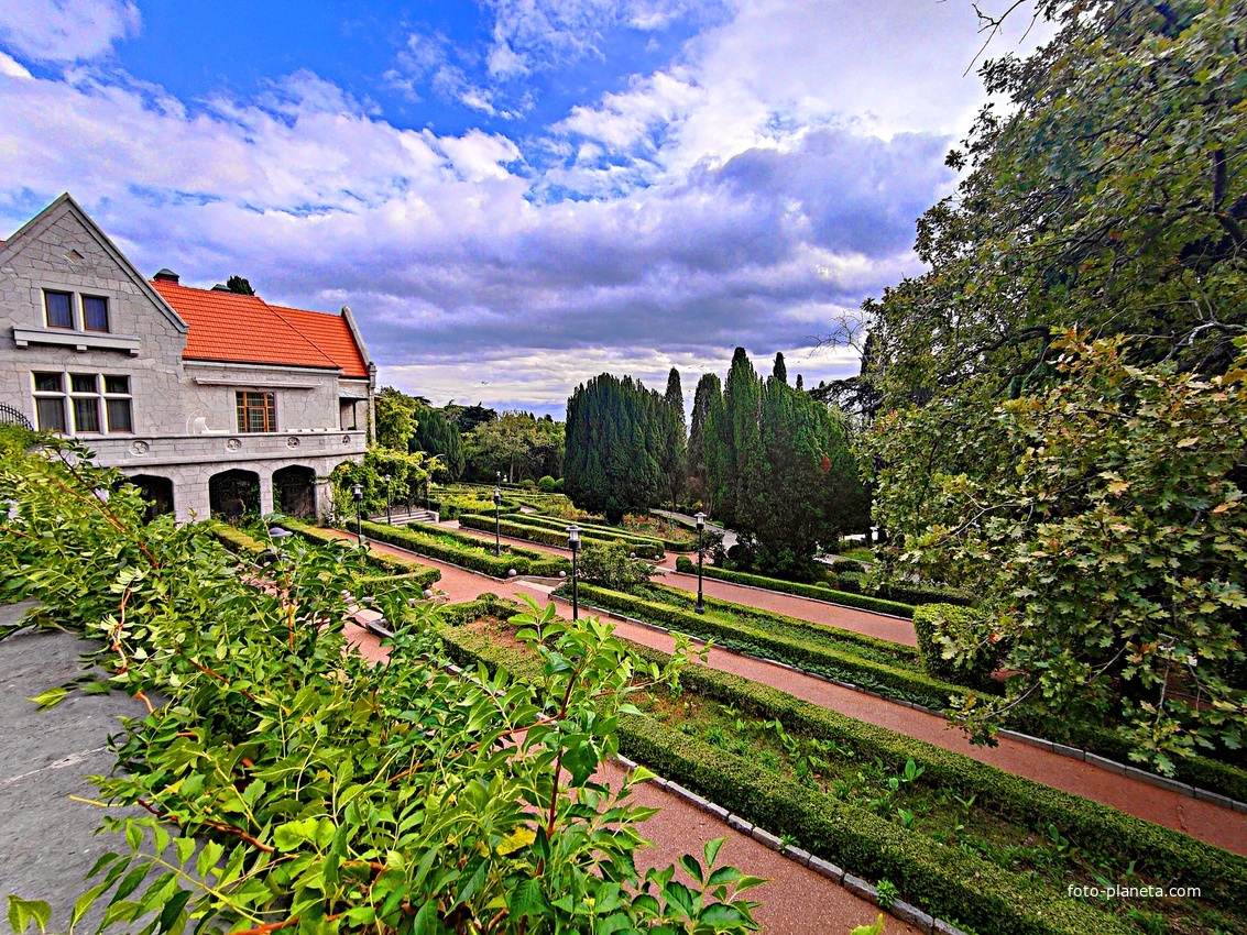 Территория санатория "Днепр" (бывшего дворцово-паркового ансамбля Харакс). Автор финального проекта и дворца и парка (1909г.) - архитектор Николай Петрович Краснов, объединивший архитектуру и ландшафт в стиле позднего модерна. Дворец Харакс.