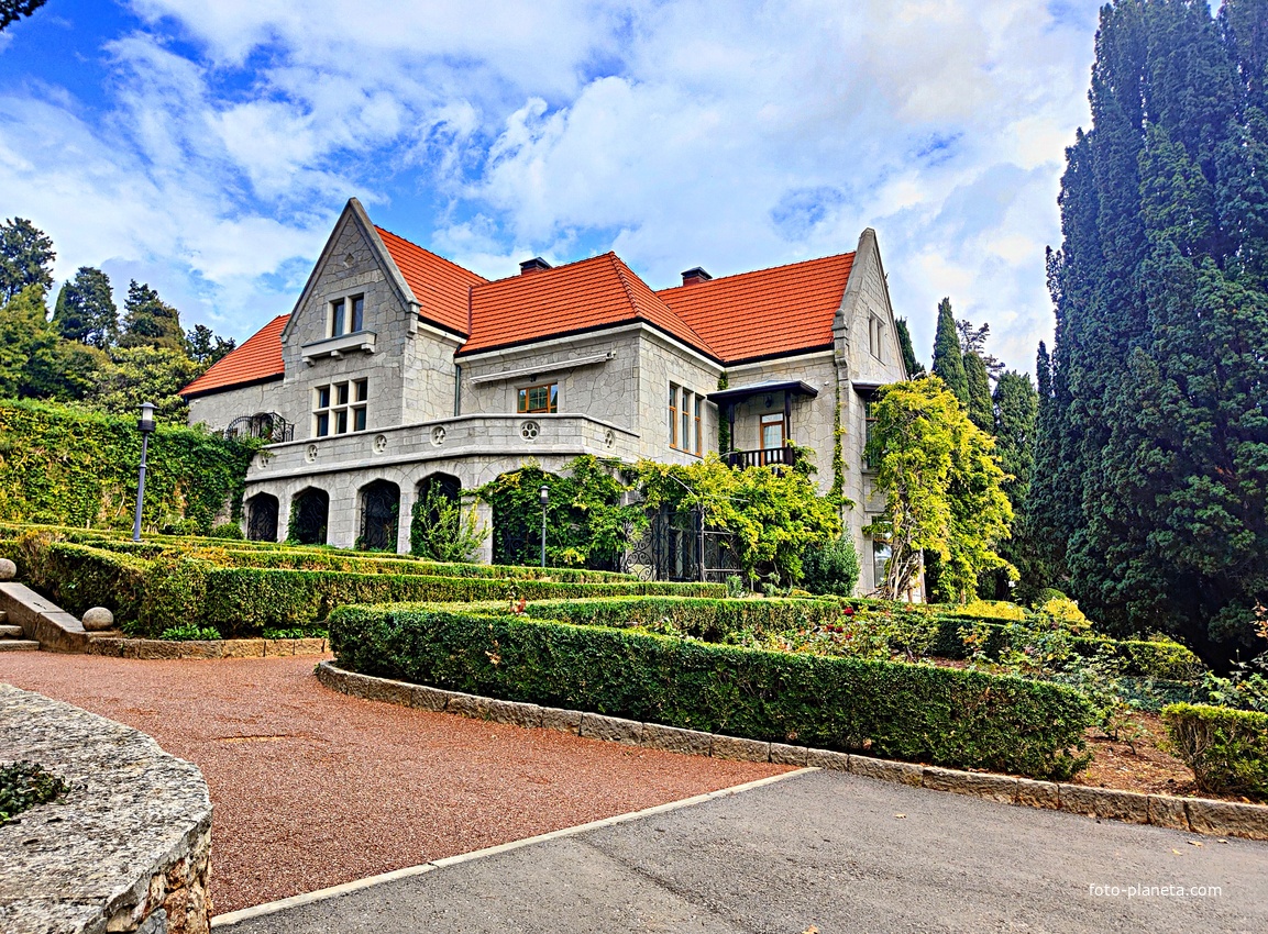 Территория санатория "Днепр" (бывшего дворцово-паркового ансамбля Харакс). Автор финального проекта и дворца и парка (1909г.) - архитектор Николай Петрович Краснов, объединивший архитектуру и ландшафт в стиле позднего модерна. Дворец Харакс.