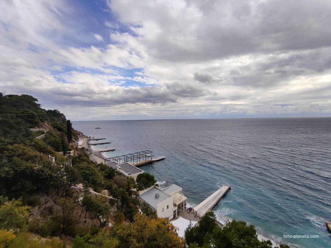 Вид с Харакского парка на Черноморскую акваторию и побережье с пляжем санатория "Днепр",