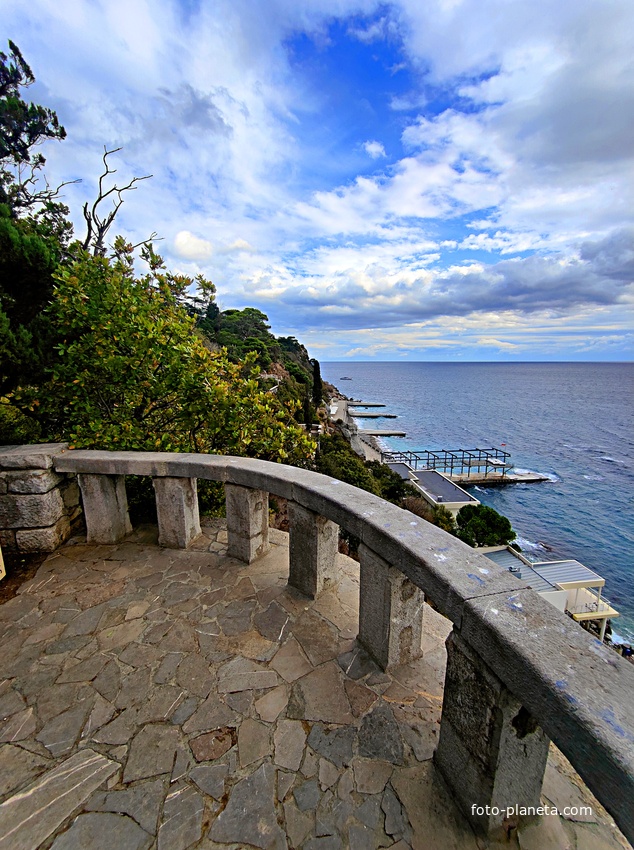 Вид с одной из смотровых площадок Харакского парка на Черноморскую акваторию и побережье с пляжем санатория "Днепр",