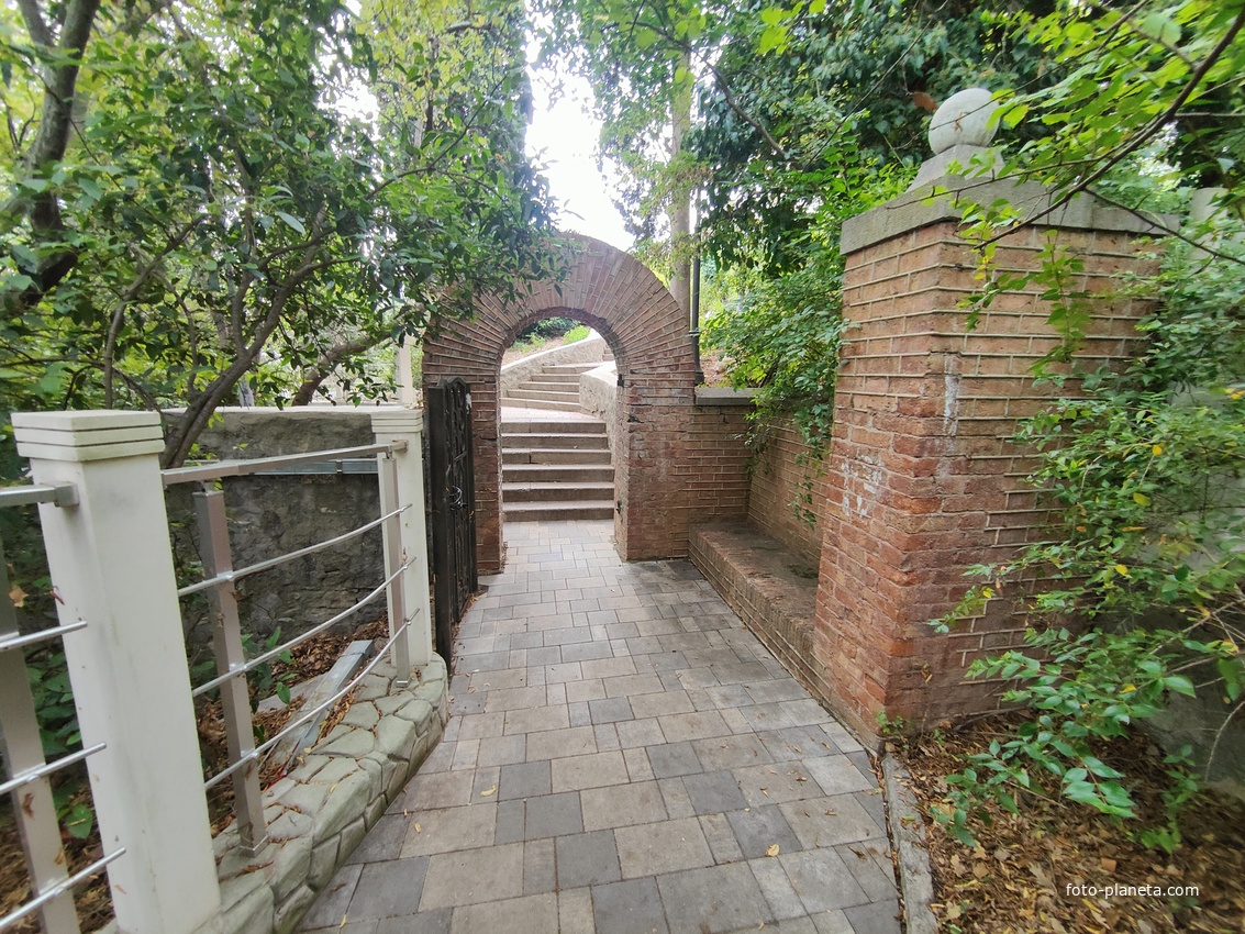 Территория санатория "Днепр" (бывшего дворцово-паркового ансамбля Харакс). Одна из аллей с аркой.