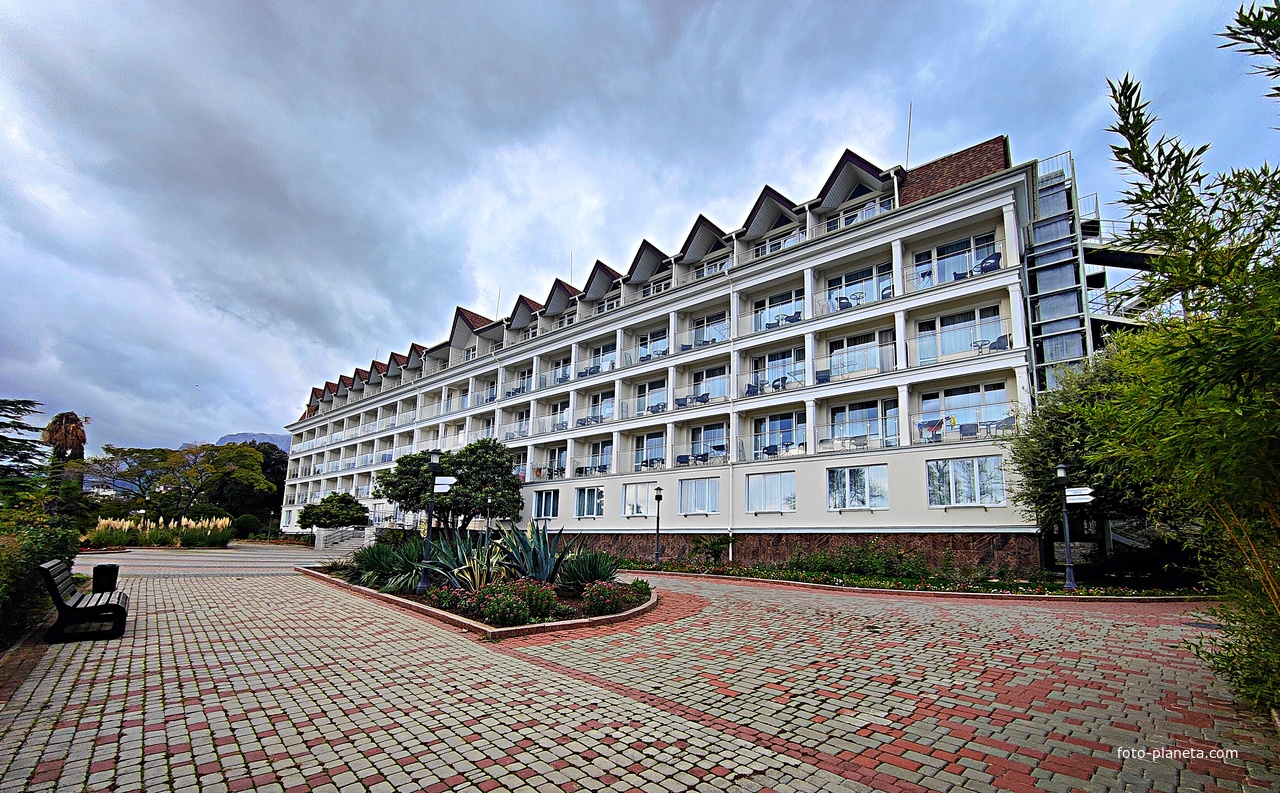 Территория санатория "Днепр" (бывшего дворцово-паркового ансамбля Харакс). Корпус №5.