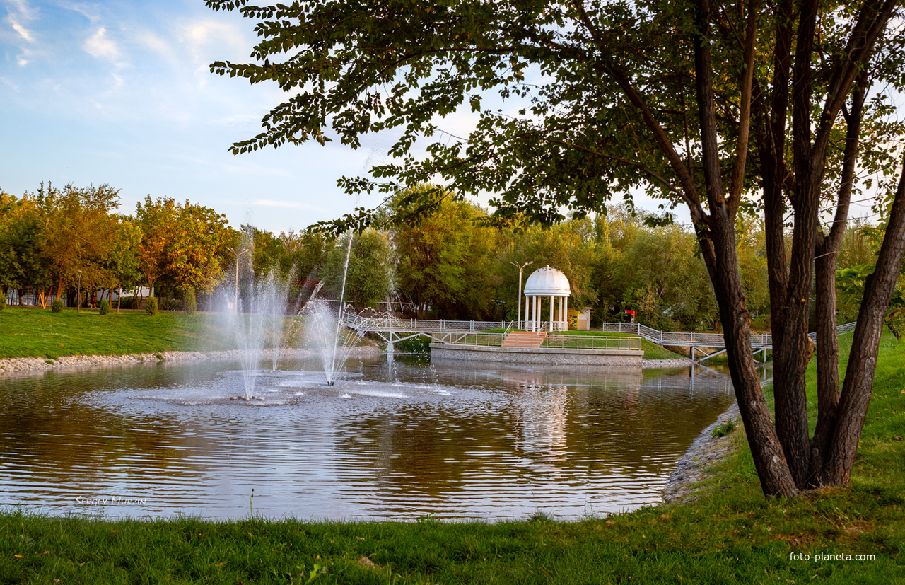 Тараз.  Ротонда у пруда в парке первого Президента Республики Казахстан.