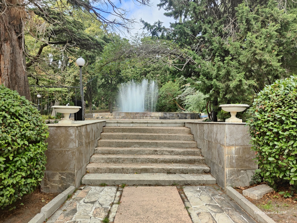 .Территория санатория "Днепр" (бывшего дворцово-паркового ансамбля Харакс). Автор финального проекта - архитектор Н. П. Краснов. Первичную структуру парка заложили архит. М. Котенков и садов. И. Архипов. Фонтан Большой центральный.