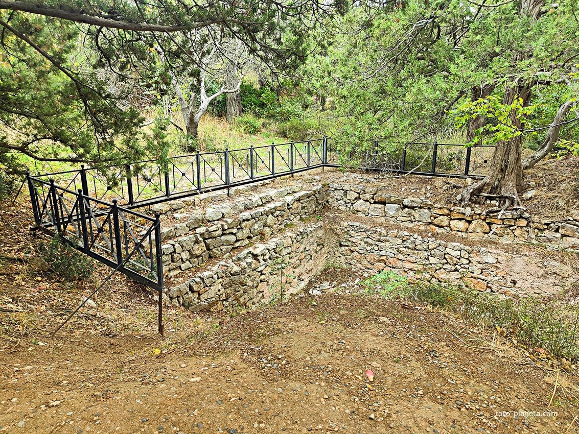 Территория санатория "Днепр" (бывш. дворц.-парков. ансамбля Харакс). Нимфей (водосборный бассейн). Построен в I в. н.э. римскими легионерами для водоснабжения крепости, мореходов и путников. Разрушен легионерами при уходе из крепости в III в. н.э.