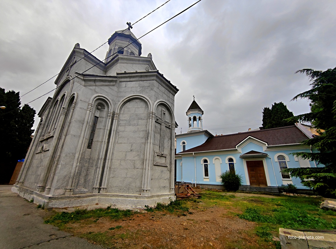 Храм святой равноапостольной Нины и за ним храм в честь иконы Божией Матери Нерушимая.