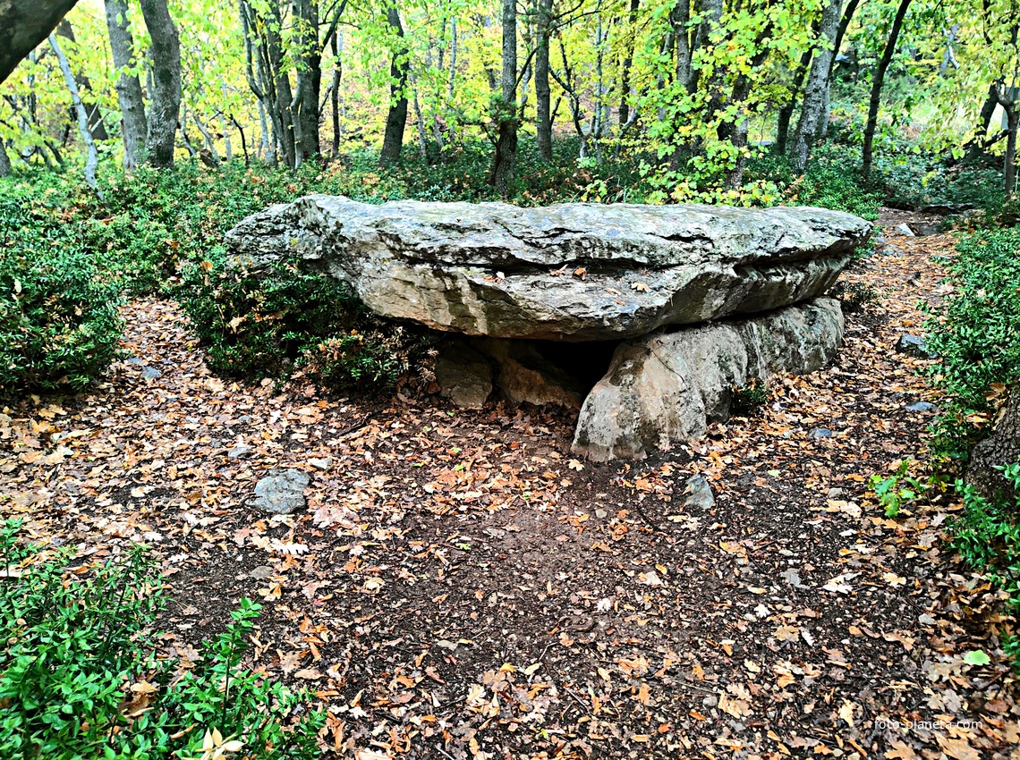 Таврские каменные ящик в конце Царской (солнечной) тропы. Могильник «Гаспра 1» VI-V в. до н.э. на лесистой природной террасе западного склона безымянной возвышенности около пос. Гаспра.