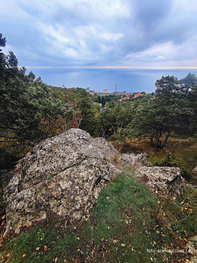 Вдоль Царской  (солнечной тропы). Вид на застройку посёлка и акваторию Чёрного моря.