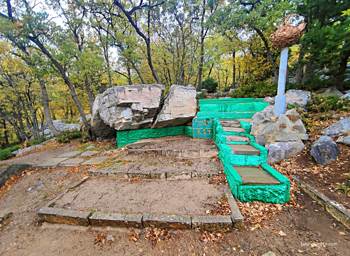 Признание в любви на глыбе Гаспринского камня южнее окончания Царской (солнечной тропы).