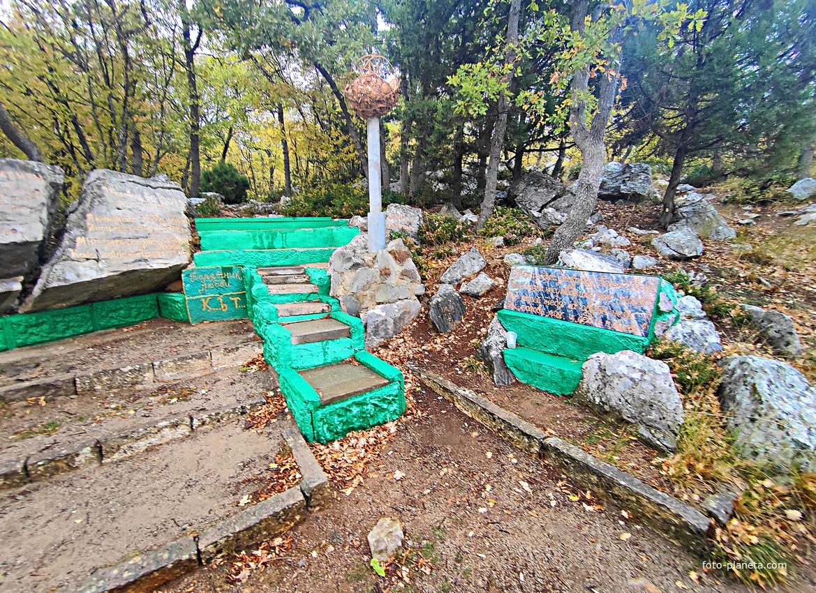 Признание в любви на глыбе Гаспринского камня южнее окончания Царской (солнечной тропы).