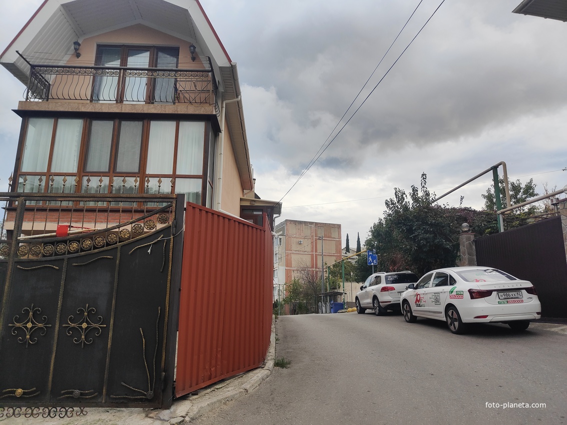 Стройгородок, микрорайон пос. гор. типа Гаспра. Гостиница "Парус" по Парусному переулку.