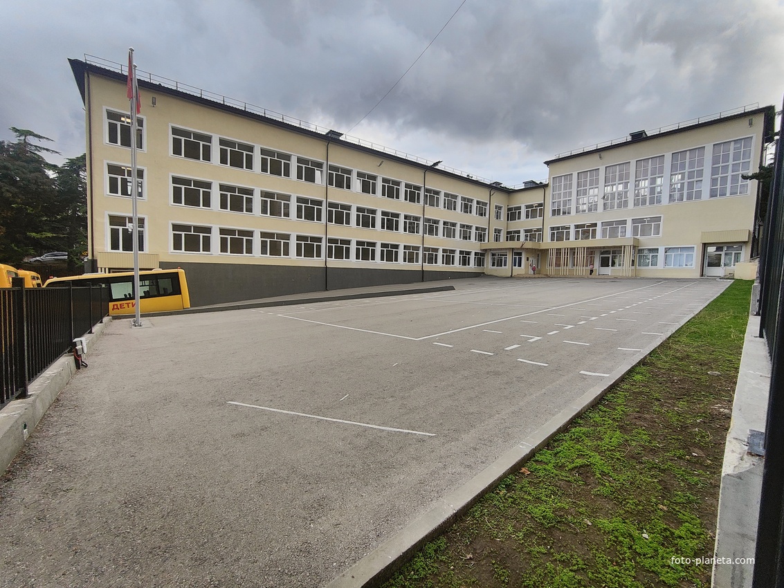 Стройгородок, микрорайон пос. гор. типа Гаспра. Средняя школа № 1.