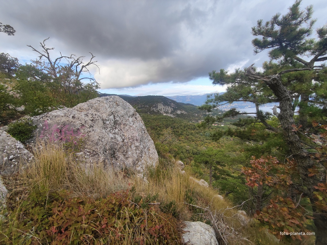 Скальный выступ над одним из обрывов южного склона горного массива Могаби у Стройгородка. Вид на горно-лесистую территорию, побережье к В от Стройгородка.