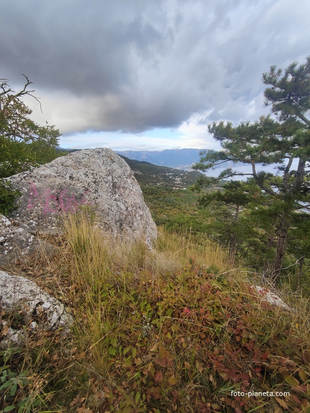 Скальный выступ над одним из обрывов южного склона горного массива Могаби у Стройгородка. Вид на горно-лесистую территорию, побережье к В от Стройгородка.