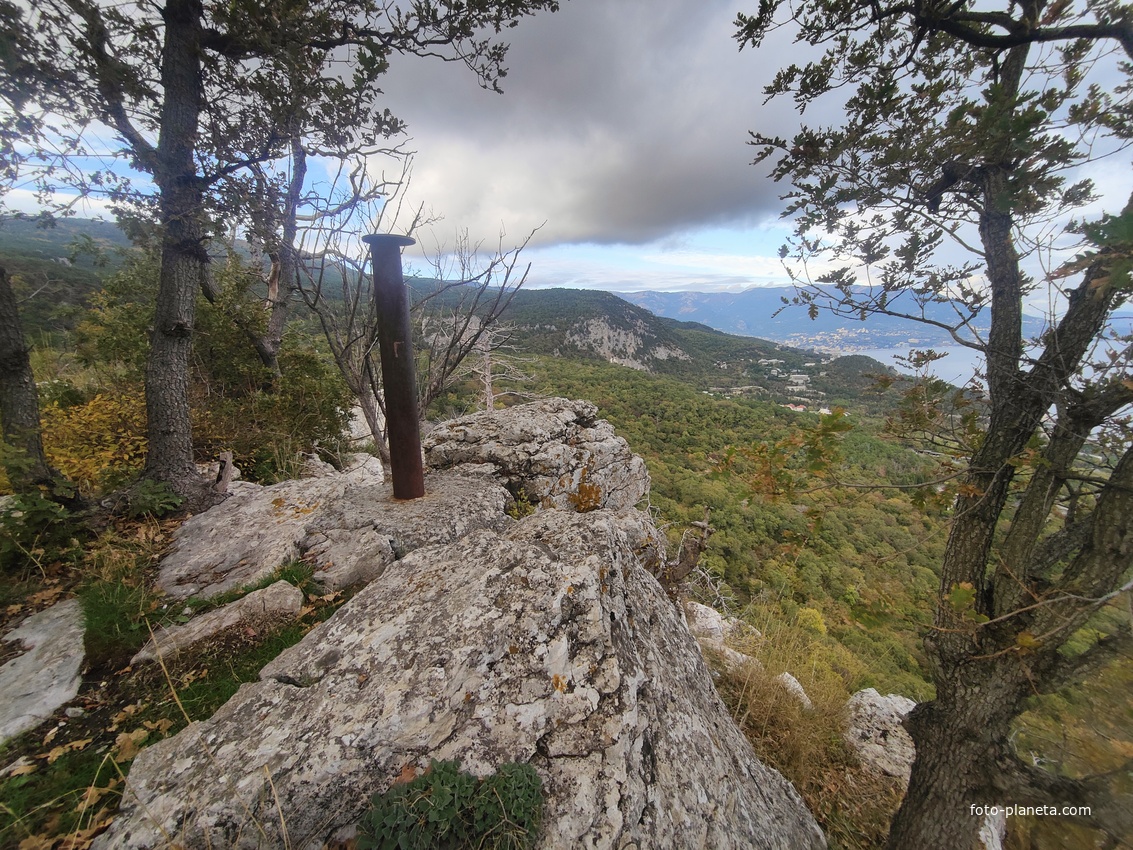 Скальный выступ над одним из обрывов южного склона горного массива Могаби у Стройгородка. Вид на горно-лесистую территорию, побережье к В от Стройгородка.