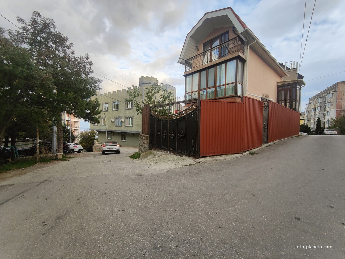 Стройгородок, микрорайон пос. гор. типа Гаспра. Гостиница "Парус" по Парусному переулку.