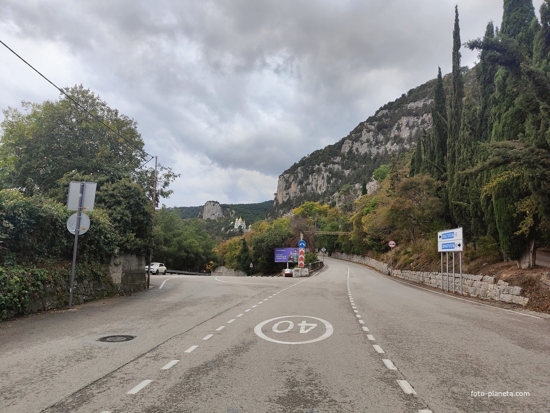 Перекрёсток Алупкинского (слева) и Севастопольского шоссе. Впереди храмовый комплекс Архистратига Михаила, левее - гора Урьянда (известная как Ореанда-Исар или Крестовая). Справа - гора Ай-Никола.