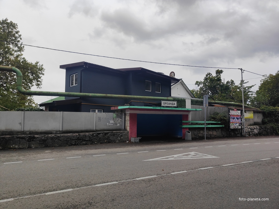 Автобусная остановка "Ореанда" на Севастопольского шоссе.