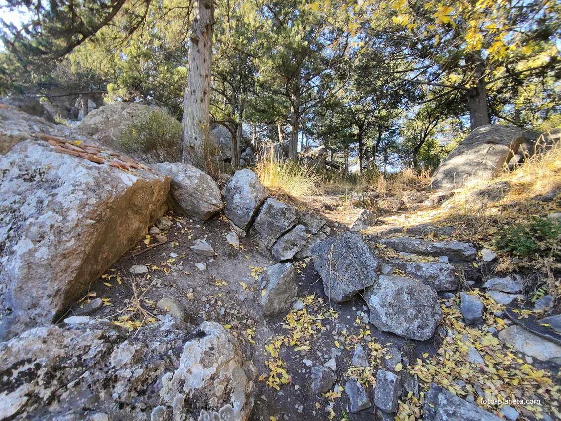 На горе Урьянда (Крестовая). Предположительно остатки древней крепости Ореанда-Исар.