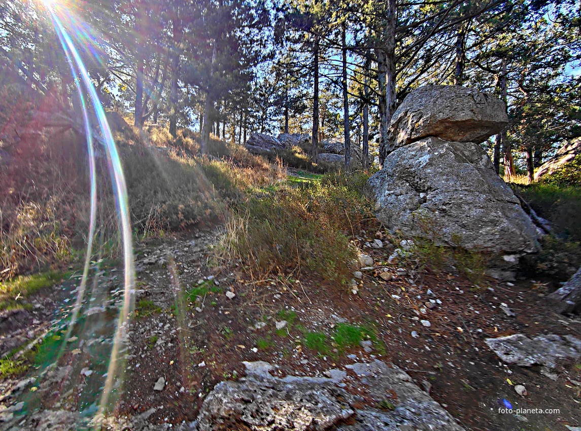На горе Урьянда (Крестовая). Предположительно остатки древней крепости Ореанда-Исар.