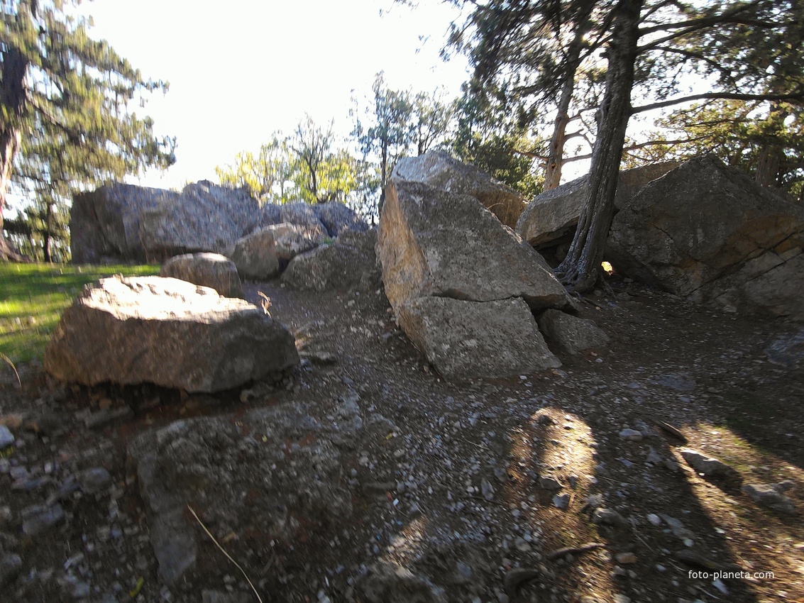 На горе Урьянда (Крестовая). Предположительно остатки древней крепости Ореанда-Исар.