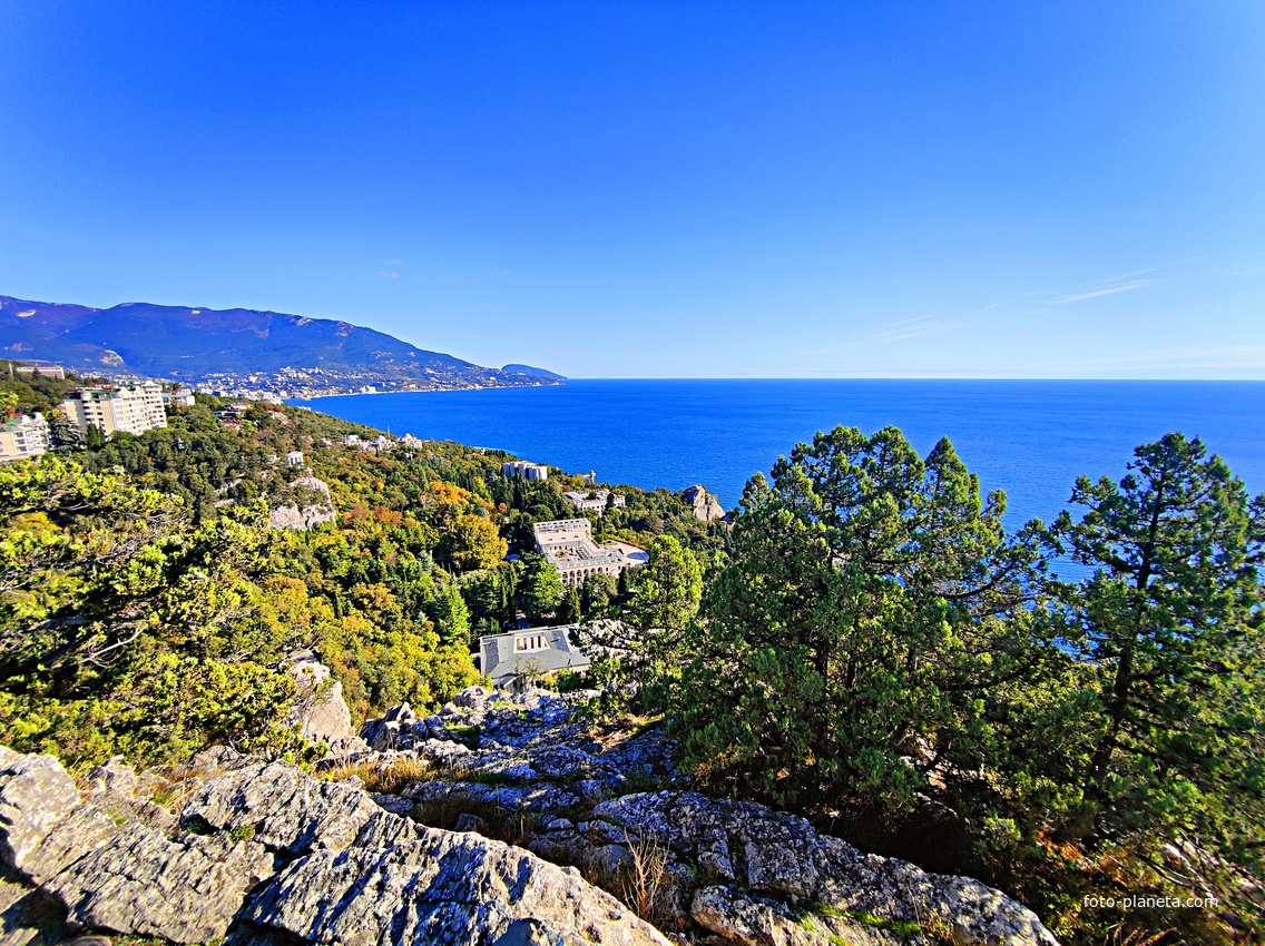 На горе Урьянда (Крестовая). Вид на Черноморскую акваторию, побережье и застройку посёлка. Слева - резиденции «Дипломат».