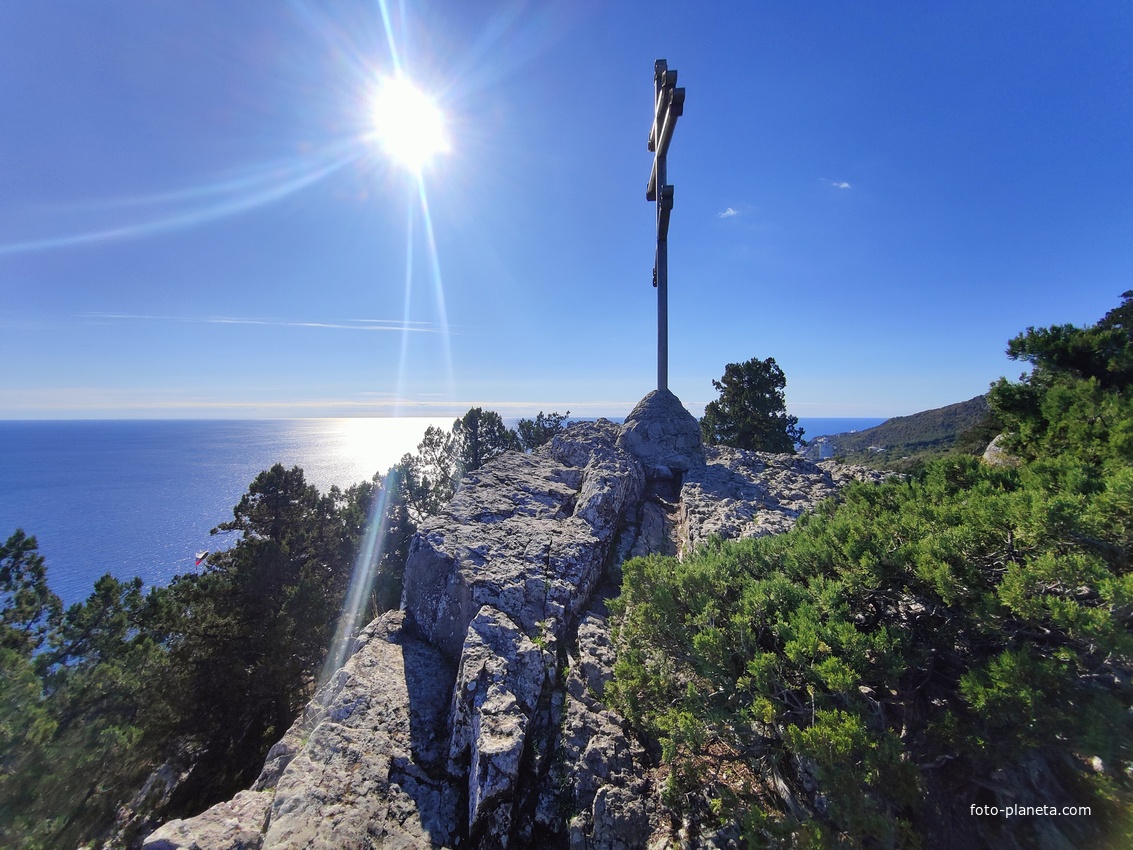 На горе Урьянда (Крестовая). Крест на вершине.