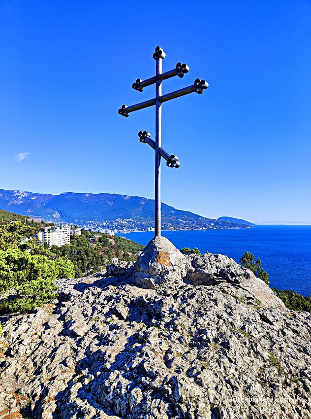 На горе Урьянда (Крестовая). Крест на вершине.