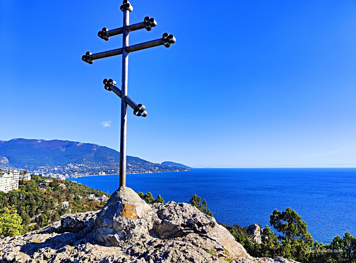 На горе Урьянда (Крестовая). Православный металлический крест на вершине. Восстановлен вместо деревянного на своем историческом месте в мае 2014г. казаками Ялтинской казачьей общины при поддержке местных жителей и Ялтинского благочиния.