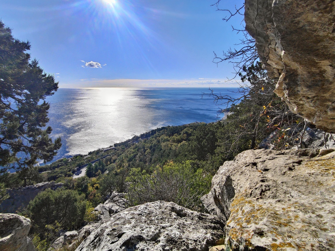 На горе Урьянда (Крестовая). Вид на Черноморскую акваторию, побережье и часть Алупкинского шоссе вдоль посёлка.