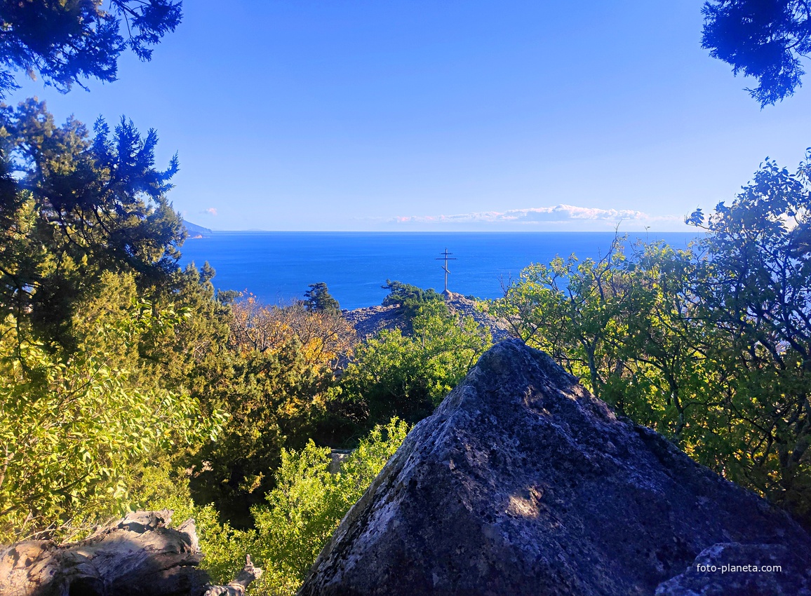 На вершине горы Урьянда (Крестовая). Православный металлический крест на фоне Черноморской акватории.