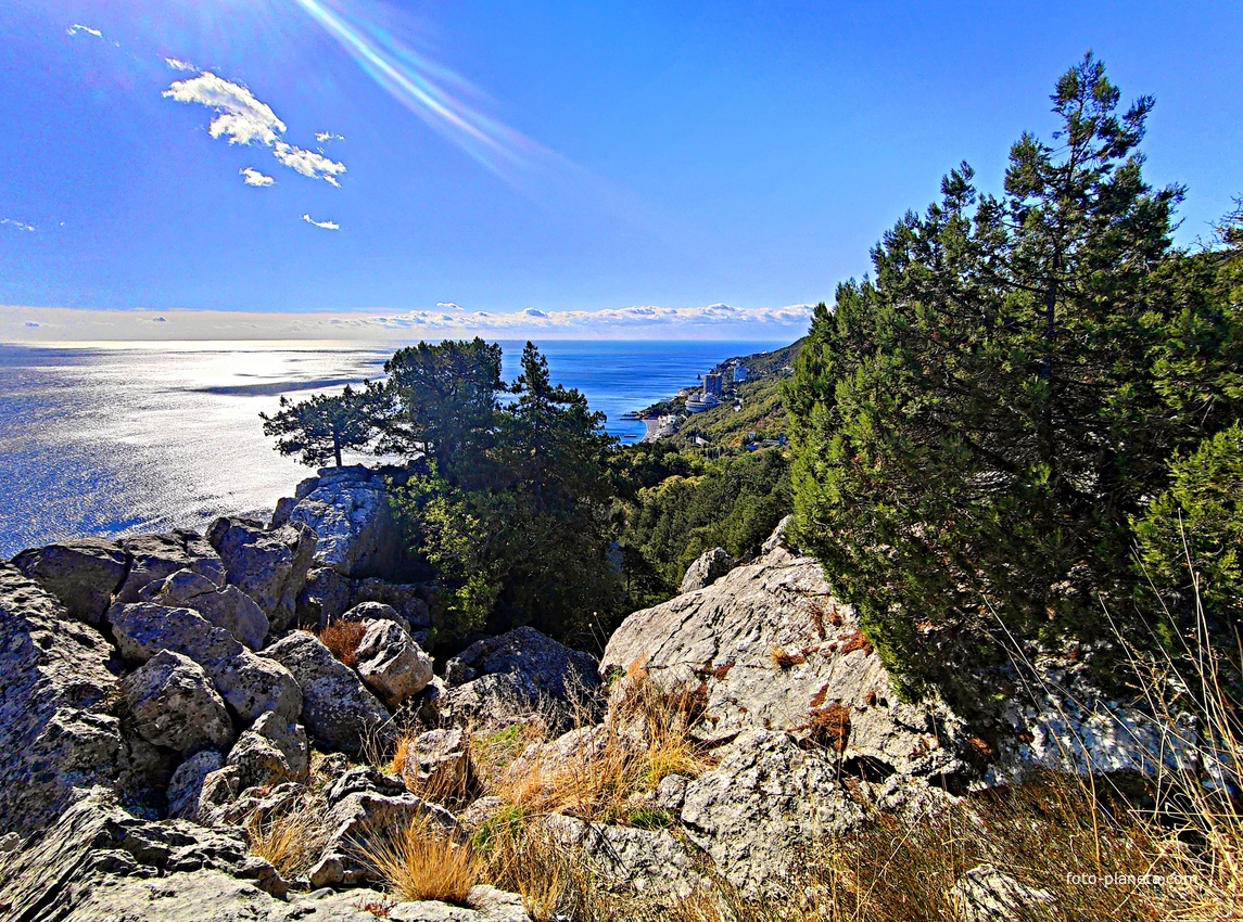 На вершине горы Урьянда (Крестовая). Вид на Черноморскую акваторию, побережье, вдали - посёлок Курпаты.