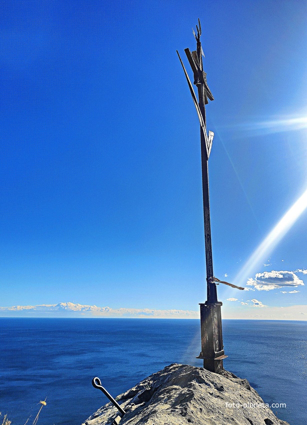 На вершине горы Урьянда (Крестовая). Шест с восьмиконечной звездой (Руб аль-хизб) и полумесяцем ( знак «Мира и согласия») - установлен местной крымскотатарской общиной в 2000-х гг..