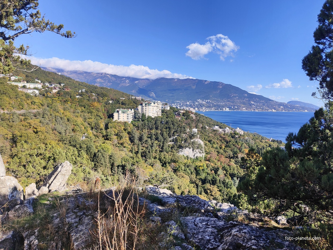 На горе Урьянда (Крестовая). Вид на акваторию, побережье с застройкой посёлка Ореанда. В центре - полуротонда на Царской тропе. Далее - застройка Ливадии и Ялты на южном склоне Главной гряды Крымских гор.