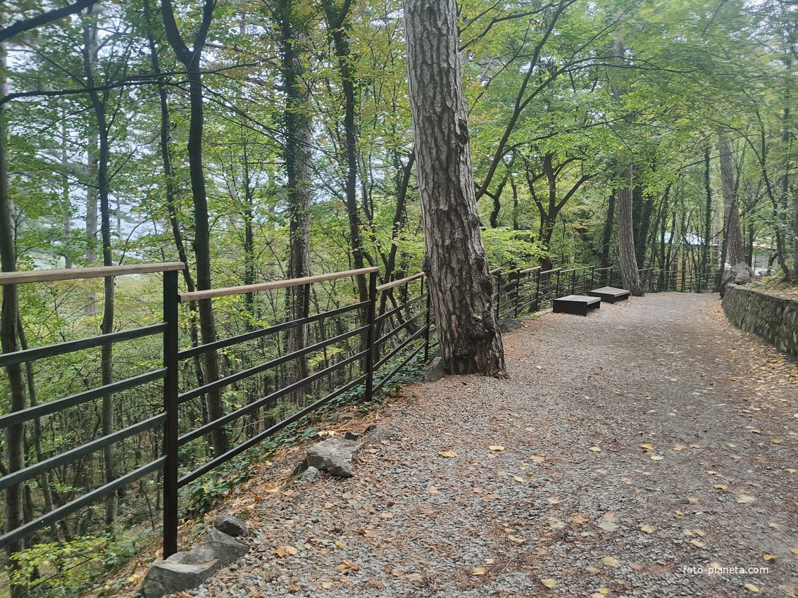 Тропа к водопаду Уча́н-Су́ на территории Ялтинского государственного горно-лесного заповедника.