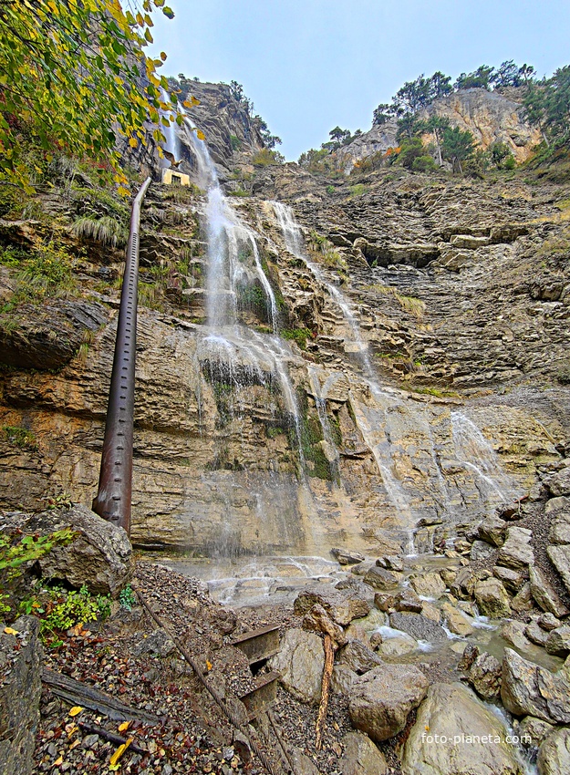 Водопад Уча́н-Су́ на реке Водопадной в Ялтинском государ. горно-лесном заповеднике. Самый высокий в Крыму по высоте падения -116м и по высоте над уровнем моря - 390 м. Название в переводе с южнобереж. диалекта крымскотатарского - «летящая вода».