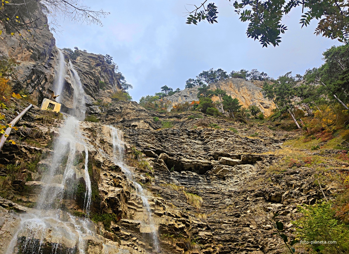 Водопад Уча́н-Су́ на реке Водопадной в Ялтинском государ. горно-лесном заповеднике. 1-й каскад— самый высокий, 2-й с 18 метров. На 2-м каскаде сооружён с водозабор со скульптурой орла на крыше в Могабинское водохранилище для водоснабжения Ялты.