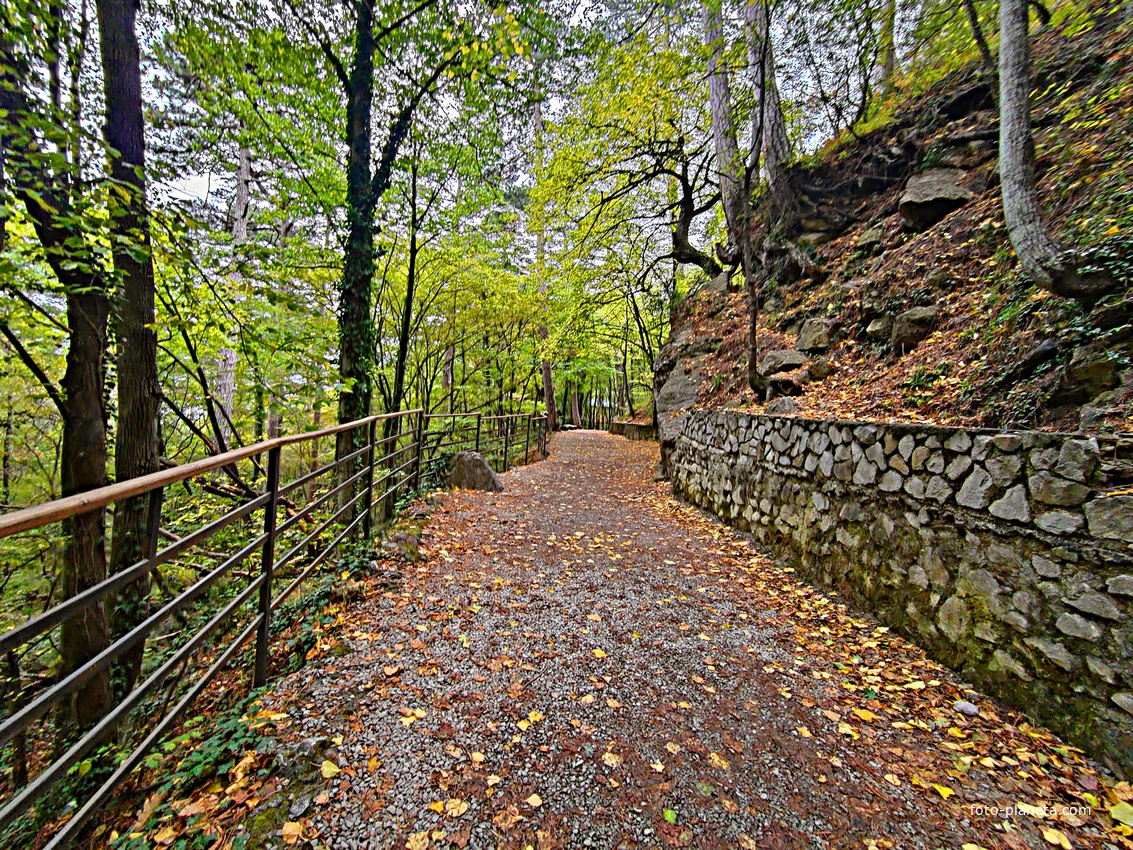 Тропа к водопаду Уча́н-Су́ на территории Ялтинского государственного горно-лесного заповедника.