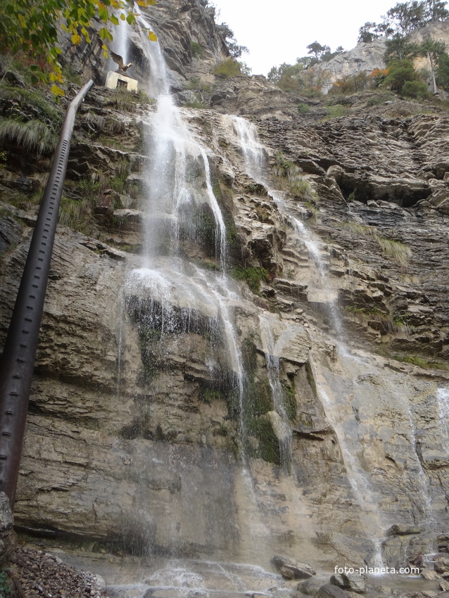 Водопад Уча́н-Су́ на реке Водопадной в Ялтинском государ. горно-лесном заповеднике. 1-й каскад— самый высокий, 2-й с 18 метров. На 2-м каскаде сооружён с водозабор со скульптурой орла на крыше в Могабинское водохранилище для водоснабжения Ялты.